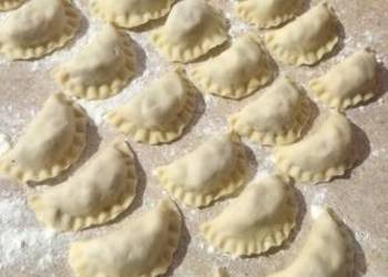 Domowe pierogi ręcznie robione.