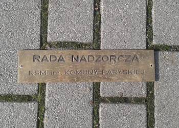 Stara tabliczka na drzwi Rada nadzorcza RSM Komuny Paryskiej