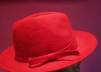 Klasyczny, elegancki czerwony kapelusz damski typu fedora.