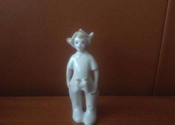 Stara sygnowana figurka porcelanowa.