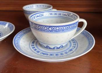 Filiżanka chińska ze wzorem ryżowym. Kobaltowy kwiatek.