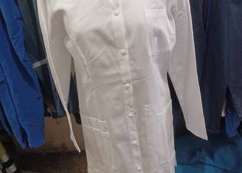 Biały fartuch z długim rękawem