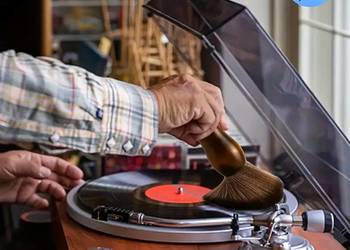 pędzel do usuwania pyłków z płyt winylowych