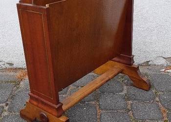 Zabytkowy mahoniowy gazetnik