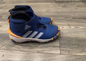 Buty zimowe dziecięce firmy Adidas.