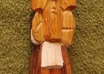 Stara rzeźba ludowa chłopa.