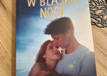 Książka w blasku nocy