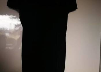 Czarna aksamitna sukienka.