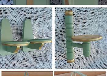 Świeżo odnowione kwietniki świeczniki drewniane