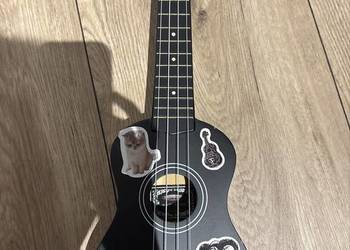 Czarna urocza ukulele sopranowe  + ZESTAW AKCESORIÓW
