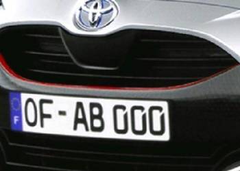 TOYOTA Yaris Listwa ozdobna zderzaka przod red PW401-0D002-D6 OE