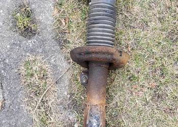 Amoryzator Astra J  przód prawa strona 2011r.