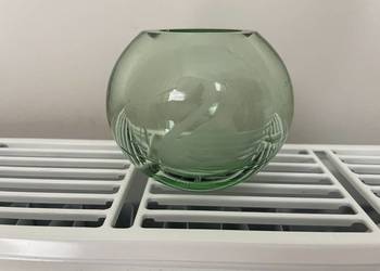 stary zielony szklany wazonik z Łabędziem