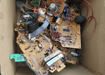 Pudła pełne ciekawych części elektronicznych