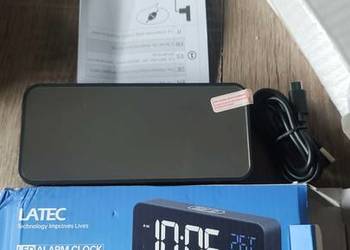 cyfrowy budzik LED marki Latec