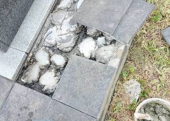 Kafelki przy grobie,osadzane na kleju a nie na cemencie,moi klienci są zado