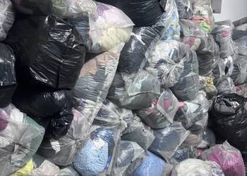 Odzież używana sortowana na różne kategorie