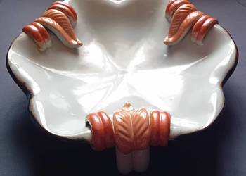 Secesyjna ceramiczna patera na 3 nogach, zdobiona glazurą uranową.