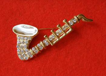 Stara angielska broszka diamentowy saksofon altowy