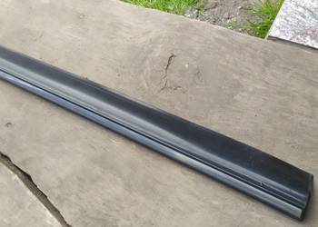 Mercedes W123 Listwa drzwi dolna prawy tył Mercedes W123 Listwa drzwi dolna prawy tył