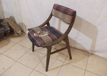 Stare krzesła drewniane Hałasa i skoczki PRL