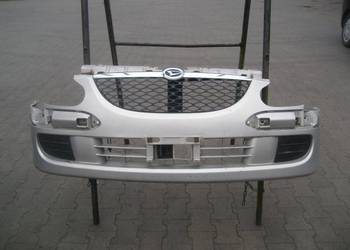 DAIHATSU SIRION 02-05R ZDERZAK PRZEDNI KOD LAK S26
