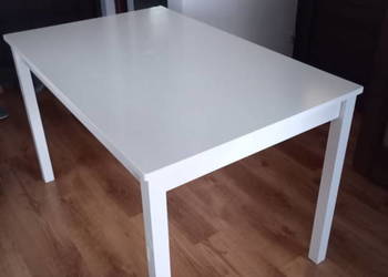 Sprzedam biały stół jadalny salonowy z 4 krzesłami z salonu meblowego Jysk.