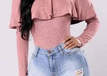 Różowa bluzka z długim rękawem i odkrytymi ramiona lato urodziny hiszpanska