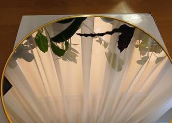 Okrągłe lustro ścienne aluminiowe w złotej ramie