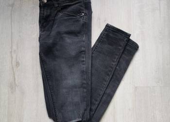 Spodnie jeansowe z dziurami