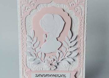 ZAWIADOMIENIA KOMUNIA DZIEWCZYNKA KLĘCZĄCA W KORONCE B6 RÓŻ - BIEL