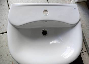 Umywalka Roca z podwieszanym postumentem Umywalka Roca z podwieszanym postumentem