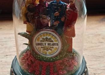 Statuetka pod szklaną kopuła Beatles