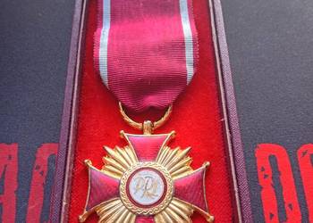 Złoty Krzyż Zasługi PRL + Oryginalne Etui (Stan Kolekcjonerski)