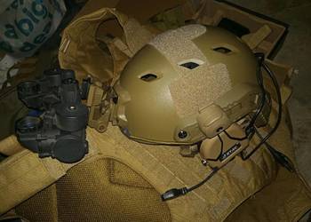 Hełm taktyczny ASG słuchawki aktywne replika noktowizji