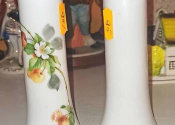 Wazonik, wazon. Białe szkło.  Piękna gałązka wiśni. Wazonik, wazon. Białe szkło.  Piękna gałązka wiśni.