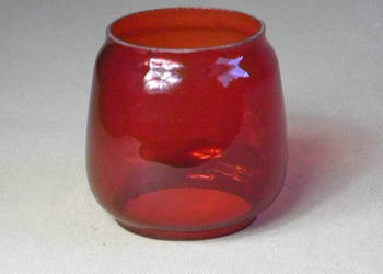 Czerwony klosz do lampy naftowej
