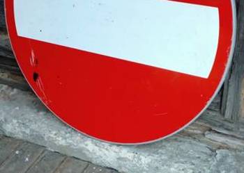 Znak drogowy uszkodzony duży Złomek