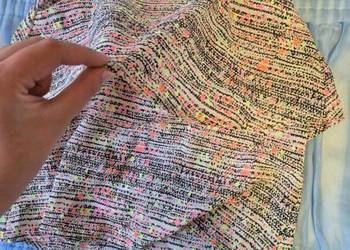 Koszula z falbanką na ramionczkach w neonowe plamki