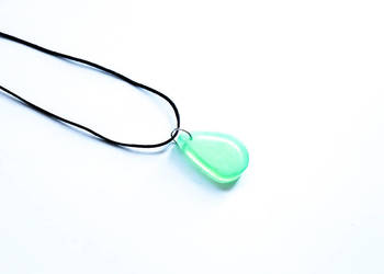 Zielony wisiorek łezka świecący w ciemności i UV 2,5 cm Zielony wisiorek łezka świecący w ciemności i UV 2,5 cm