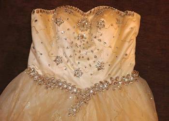 Piękna suknia wieczorowa