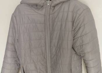 lekka damska kurtka w szarym kolorze