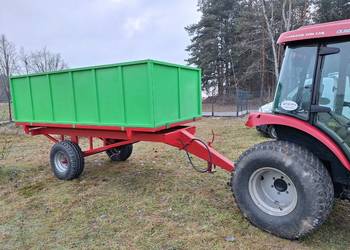 Przyczepa jednoosiowa masywna - wywrotka.