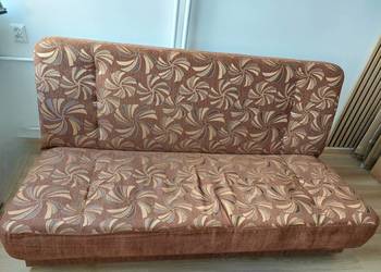 Wersalka rozkładana - wzór retro geometryczny.