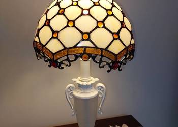Wysoka lampa w antycznym stylu