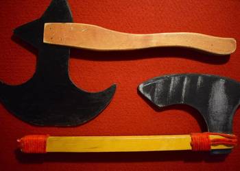 Dwa duże toporki drewniane - używane .