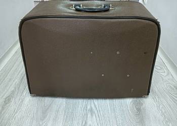 walizka  maszyny do szycia i podstawa  torba nakrycie