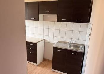 Zestaw Mebli Kuchennych Brązowo-Biały z Chromowanym Zlewozmywakiem Aneks