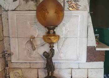 Sprawna figuralna lampa naftowa z amorkiem na kamieniu=Hugo Shnaider