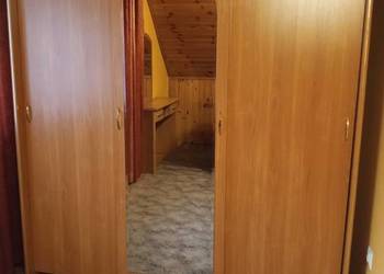 Duża szafa z drzwiami przesuwnymi i lustrem – 175 × 62 × 200 cm